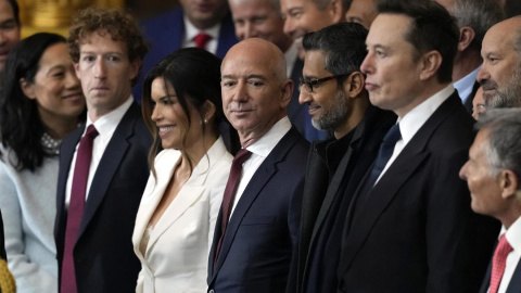 De izquierda a derecha, Mark Zuckerberg (Meta), Lauren Sánchez (esposa de Jeff Bezos), Jeff Bezos (Amazon), Sundar Pichai (Google) y Elon Musk (X, Tesla, SpaceX) atendiendo el acto de investidura de Donald Trump, a 20 de enero de 2025.