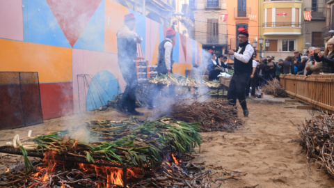 Els calçots de la Gran Festa de la Calçotada de Valls s'han cuit a la plaça de l'Oli