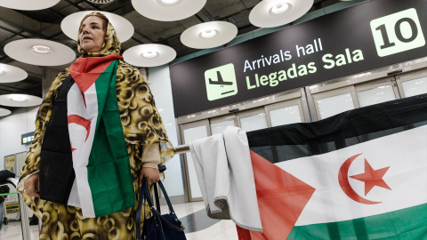 La delegada del Frente Polisario en Madrid, Jadiyetu El Mohtar espera en la Terminal 4 del Aeropuerto Adolfo Suárez Madrid-Barajas, a 20 de enero de 2025