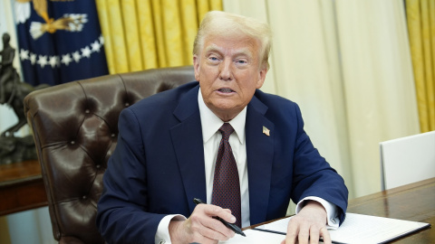 El presidente de los Estados Unidos, Donald J. Trump, firma órdenes ejecutivas en la Oficina Oval de la Casa Blanca en Washington, DC, el 23 de enero de 2025.