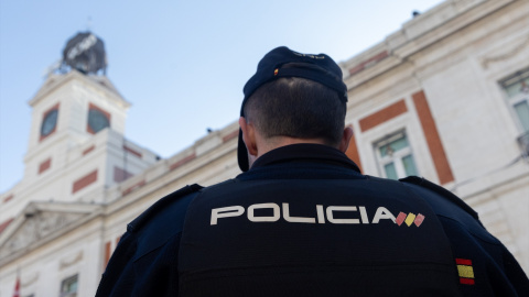 Un agente de la Policía Nacional en la Puerta del Sol (Madrid).