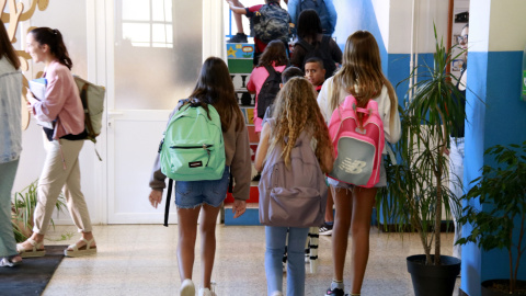 Alumnes amb motxilles anant a classe el primer dia de curs a l'INS Terres de Ponent de Mollerussa