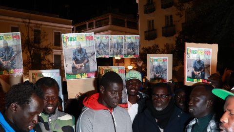 Miembros de la comunidad senegalesa de Sevilla protestan para exigir "claridad y justicia" tras la muerte del vendedor ambulante.