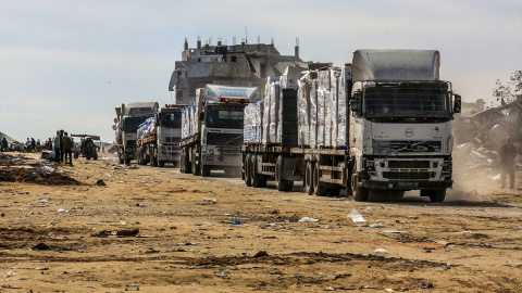 Varios camiones cargados con ayuda humanitaria de Naciones Unidas entran por el cruce de Kerem Shalom desde Egipto hacia la Franja de Gaza, a 25 de enero de 2025.