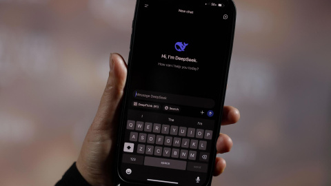 Un smartphone con la aplicación de inteligencia artificial DeepSeek.