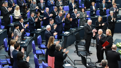 Roman Schwarzman, superviviente del Holocausto en Odessa, Ucrania, saluda después de su discurso mientras recibe ovaciones durante una ceremonia conmemorativa por las víctimas del nacionalsocialismo en el parlamento alemán 'Bundestag' en Berlín, Alemania, este miércoles.