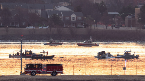 Equipos de emergencia en el río Potomac de Washington.