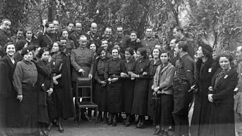 Queipo de LLano, sujetando una silla, y junto a él, a la izquierda, está Fernando Zamacola, el jefe de la centuria falangista Los Leones de Rota, el día que le impusieron en Jerez la Medalla Militar, en marzo de 1937