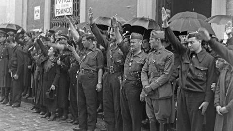 ernando Zamacola, en el centro, con barba (el cuarto por la derecha), saluda al paso de las tropas golpistas en el acto que le impusieron la Medalla Militar.