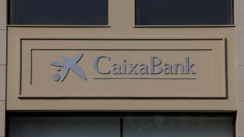 El logo de CaixaBank  en una sucursal en Málaga.