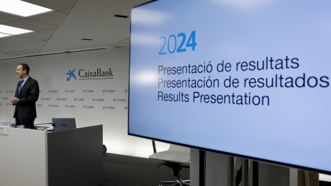 El consejero delegado de CaixaBank, Gonzalo Gortázar, durante la presentación en rueda de prensa de los resultados de la entidad correspondientes al ejercicio de 2024.