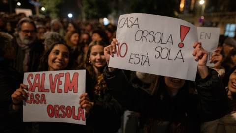 Decenas de personas durante una cacerolada contra el desalojo de la Casa Orsola previsto para este viernes 31 de enero.