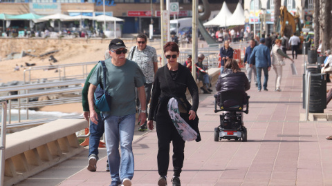 Turistes passejant pel passeig marítim de Lloret de Mar.