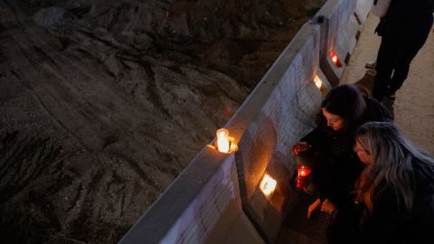 Vecinos de Paiporta encienden velas tras cumplir tres meses del paso de la dana en València, a 29 de enero de 2025.