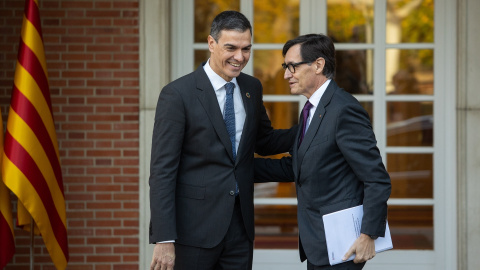 El presidente del Gobierno, Pedro Sánchez (i), se reúne con el presidente de la Generalitat de Catalunya, Salvador Illa (d), en el Palacio de La Moncloa, a 22 de noviembre de 2024, en Madrid (España).