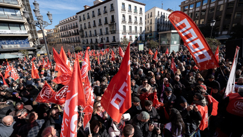 Cientos de personas durante una manifestación de CCOO y UGT, en Madrid.