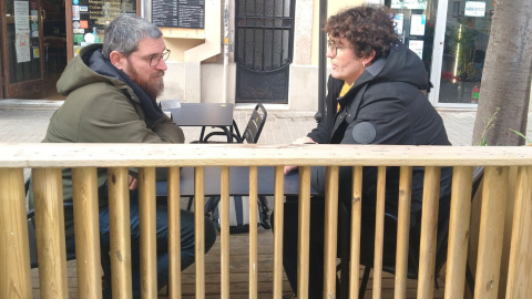 Marc Almodóvar i Andreu Rosés, autors de 'Moros contra Franco', en una terrassa de Barcelona.