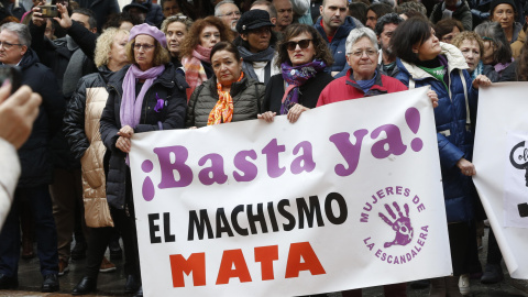 Varios centenares de personas se han concentrado este sábado frente al Ayuntamiento de Langreo en señal de repulsa y de condena por el asesinato de Karilena, una mujer de 40 años, presuntamente a manos de su pareja.