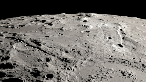 Imagen obtenida por la sonda espacial robótica Lunar Reconnaissance Orbiter de la NASA, en la que se ven dos grandes cañones desde la cuenca de impacto de Schrödinger, cerca del polo sur lunar en el lado oculto de la Luna.