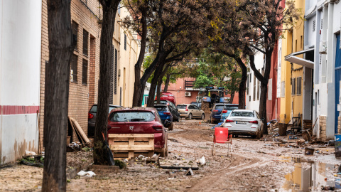 Una calle llena de barro tras el paso de la DANA, a 4 de noviembre de 2024, en Picaña, Valencia.