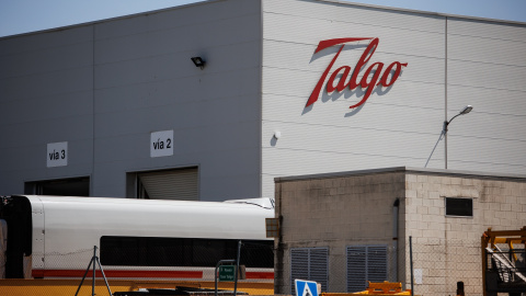 El logo de Talgo en su factoría de la localidad madrileña de Las Matas.