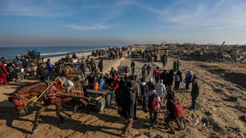 Miles de gazatíes caminan de vuelta a sus hogares arrasados por los bombardeos israelíes por la carretera de Al Rashid (Gaza) a principios de febrero de 2025.