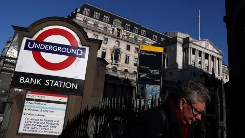 La boca del metro londinense junta a la sede del Banco de Inglaterra, en la City.