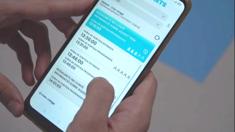 Un usuari consulta l'app per informar en temps real sobre el servei de Rodalies