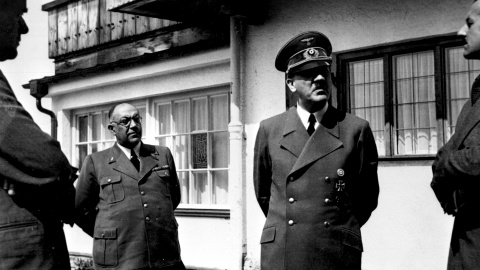 El doctor Morell y Adolf Hitler, en la terraza del Berghof (1940).