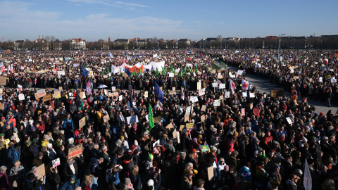 Manifestantes participan en una manifestación contra la extrema derecha en la Theresienwiese bajo el lema “¡La democracia os necesita!”, en Múnich, el 8 de febrero de 2025.