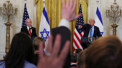 El presidente estadounidense Donald Trump y el primer ministro israelí Benjamin Netanyahu responden preguntas durante una conferencia de prensa conjunta en la Sala este de la Casa Blanca en Washington, EEUU, el 4 de febrero de 2025.