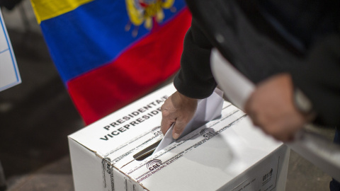 Un ecuatoriano residente en Madrid emite su voto para la elección del presidente de Ecuador en el recinto ferial IFEMA de Madrid durante las elecciones parlamentarias ecuatorianas.