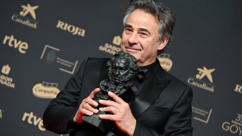 El actor Eduard Fernández tras recibir el Goya a mejor actor protagonista por su trabajo en ´Marco´ en la 39 edición de los Premios Goya de la Academia de Cine.