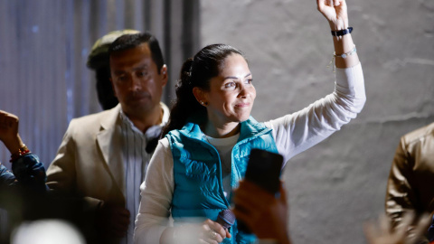 La candidata presidencial del correísmo, Luisa González, reacciona durante un evento tras los resultados de la primera vuelta de las elecciones generales este domingo, en Quito (Ecuador).