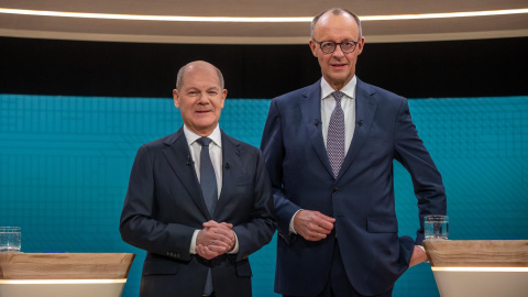 El actual canciller alemán y líder del Partido Socialdemócrata (SPD), Olaf Scholz (izq.), y el líder de la Unión Demócrata Cristiana (CDU), Friedrich Merz (der.), posan para una fotografía antes de su debate televisivo en Berlín, Alemania, el 09 de febrero de 2025.