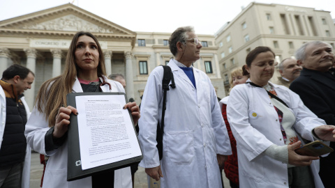 Sindicatos médicos se concentran frente al Congreso de los Diputados "por un estatuto propio para la profesión médica y facultativa", a 10 de febrero de 2025.