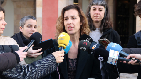 La presidenta del grup parlamentari de la CUP, Laia Estrada, fa declaracions als mitjans de comunicació