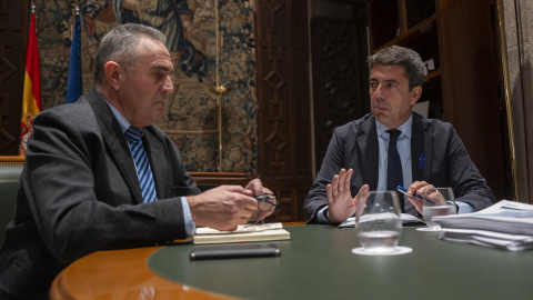 El presidente de la Generalitat valenciana, Carlos Mazón (d), durante una reunión con el vicepresidente segundo y conseller para la Recuperación Económica y Social de la Comunitat Valenciana, Francisco José Gan Pampols (i).