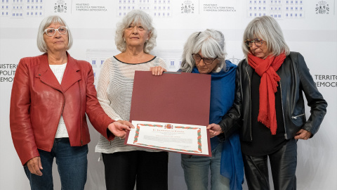 Las hermanas de Salvador Puig Antich durante el acto de entrega de la declaración de Reconocimiento y Reparación a la familia de Salvador Puig Antich. Imagen de archivo.