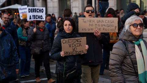 Varias personas en una manifestación por una vivienda digna, en una foto de archivo.