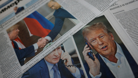 Periódicos rusos llevan en sus portadas la noticia de la conversación entre Vladimir Putin y Donald Trump, para negociar la paz en la guerra de Ucrania.