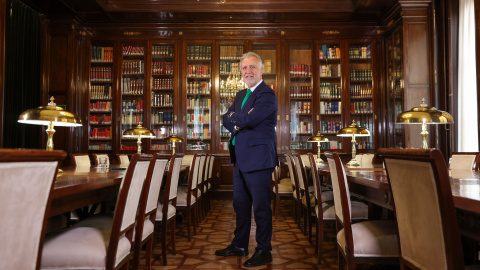 Ángel Víctor Torres, ministro de Política Territorial y Memoria Democrática, en una biblioteca situada en su ministerio.