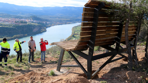 Membres de Figot Tours celebrant la instal·lació del banc gegant al mirador de Vall de Porcs de Riba-roja d'Ebre