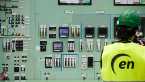 Un empleado trabaja en sala de control de la central nuclear de Santa María de Garoña (Burgos), a 23 de noviembre de 2023.