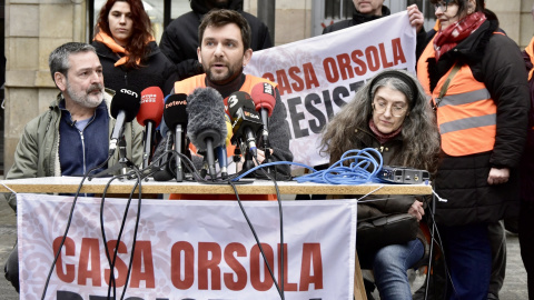 El portavoz del Sindicat de Llogateres y el inquilino de la Casa Orsola en una rueda de prensa, Barcelona.