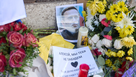 Flores, una fotorgrafía y velas en un homenaje a Alexei Navalni, frente a la embajada de Rusia en España, en una imagen de archivo.