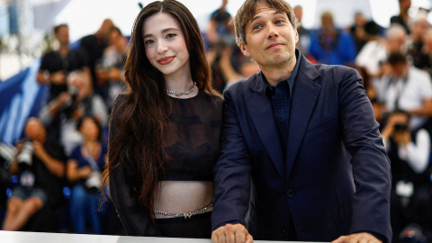 Sean Baker y Mikey Madison posan en el festival de Cannes, Francia, 22 de mayo de 2024.