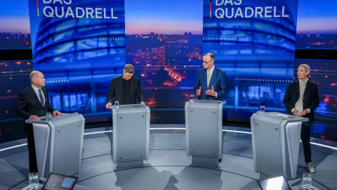 El canciller, Olaf Scholz, el ministro alemán de Economía y aspirante de Los Verdes, Robert Habeck, el candidato conservador, Friedrich Merz, y la colíder de Alternativa para Alemania (AfD), Alice Weidel, durante el debate, a 16 de febrero de 2025.