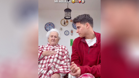 El 'influencer' Jordi Rodriguez Moreno con su abuela.