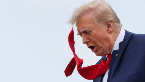 El presidente de EEUU, Donald Trump, mientras desciende del Air Force One, a su llegada a Daytona Beach para asistir a la carrera de las 500 Millas de Daytona.